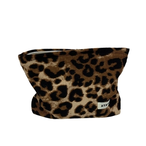 Leopard-Kosmetiktasche mit Reißverschluss und schwarzem Logo-Label auf weißem Hintergrund