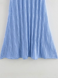 Detailaufnahme des hellblauen Strickkleid-Stoffs mit hohlen Wellenmustern
