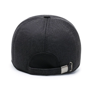 Vue arrière de la casquette de baseball en sergé gris foncé avec doublure polaire épaisse