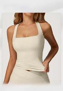 Dettaglio del gilet da yoga beige con dorso a vogatore e tessuto elasticizzato aderente