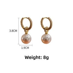 Vue détaillée des boucles d'oreilles perles avec zircons dorés et mesure de 3,8 cm