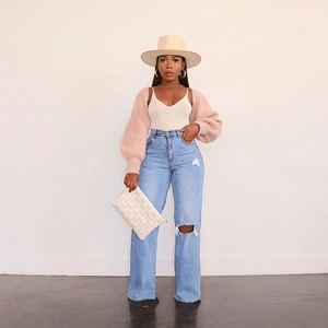 Detailansicht der High-Waist-Jeans mit weitem Bein und trendigem Ripped-Design für Damen