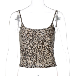 Dettaglio del crop top con stampa leopardata, spalline sottili e trama in maglia