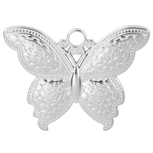 Détail d'un pendentif papillon en argent avec des motifs ajourés très sophistiqués