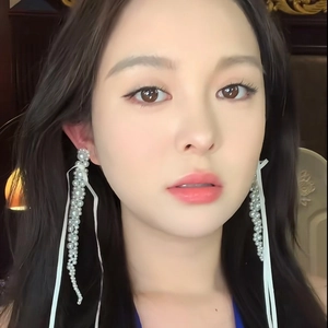 Détail de longues boucles d'oreilles à pompon avec perles blanches sur un mannequin