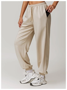 Detail der hafermehlfarbenen Jogginghose mit hoher Taille und tiefer Seitentasche