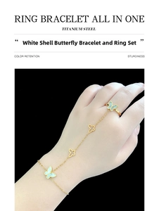 Vue détaillée du bracelet bague papillon doré avec incrustation de nacre sur la main