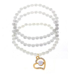 Set di tre braccialetti di perle a strati con ciondolo a cuore dorato e strass lucidi