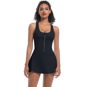 Détail d'une robe de sport noire sans manches avec fermeture éclair frontale et dos nageur