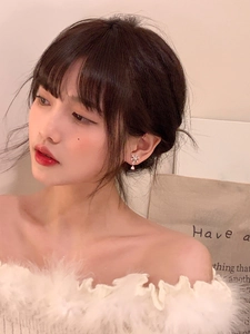 Vue détaillée de boucles d'oreilles flocon en argent avec gouttes de zircone sur modèle