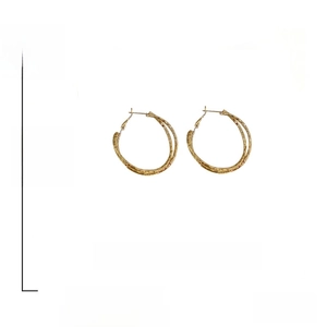 Details von 4cm Gold-Creolen mit gewellter Textur und Nadeln aus echtem 925er Sterlingsilber