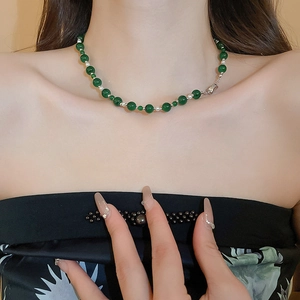 Vue détaillée des perles de verre vert émeraude avec perles d'espacement argentées