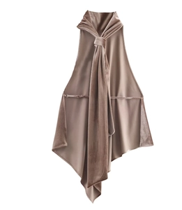 Détail du haut élégant en velours mauve à col bénitier avec une texture douce et brillante