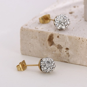 Détail des boucles d'oreilles en acier inoxydable doré avec boules de cristal Shamballa