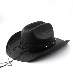 Détail du chapeau de cowboy noir tressé avec ceinture en similicuir brun et rivets