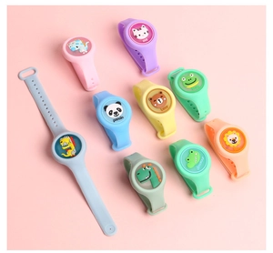 Vue détaillée des bracelets en silicone colorés avec d'adorables animaux en 3D pour enfants