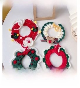 Détail de colliers de Noël faits main pour animaux avec motifs Père Noël et renne