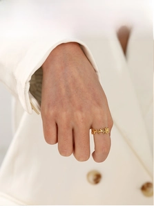 Détail d'une bague en acier inoxydable plaqué or 18K avec motif de vigne