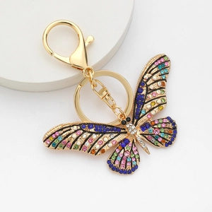 Dettaglio del portachiavi a fiocco dorato con cristalli colorati e strass