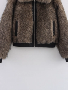 Detailansicht der braunen Kunstpelzjacke mit schwarzem Reißverschluss und Rippbündchen
