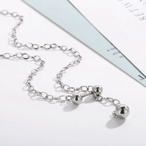 Collier à pendentif haltère argenté minimaliste avec perles en métal et chaîne o