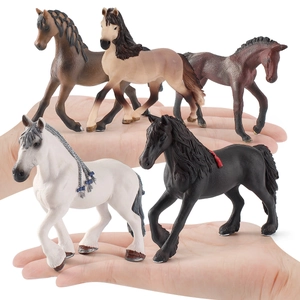 Ensemble de 5 figurines de chevaux réalistes de couleurs variées tenues en main