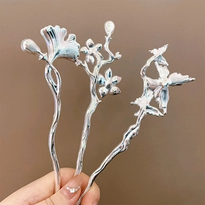 Détails des épingles à cheveux argentées avec motifs de feuille de ginkgo, fleur de prunier