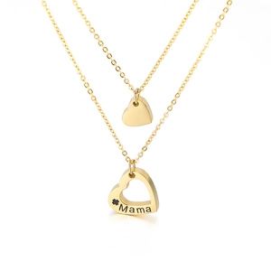 Collier double rang doré avec pendentifs cœur et gravure Mama en acier inoxydable