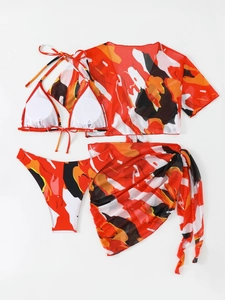 Dettaglio in piano del set bikini da 4 pezzi con stampa a fiamme e copricostume in mesh