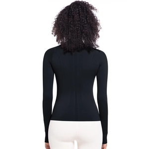 Vista posteriore della maglia da yoga nera senza cuciture con dettagli ergonomici