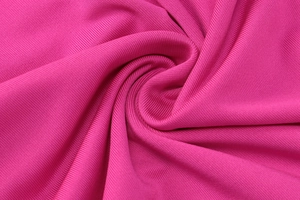Nahaufnahme des rosenroten Rippstrickgewebes mit vertikalem elastischem Streifenmuster