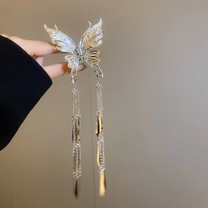 Pince à cheveux papillon argentée avec de longues pampilles et une finition métallique