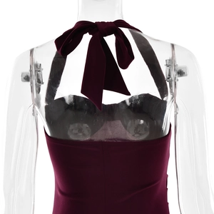 Détail d'une robe dos nu bordeaux avec un élégant nœud attaché dans le dos