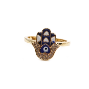 Détail de la bague main de Fatma dorée avec œil en émail bleu et pierres de zircon