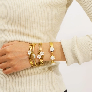 Elegantes Set aus goldfarbenen Armbändern mit Blumenherz-Designs und Zirkonia-Akzenten