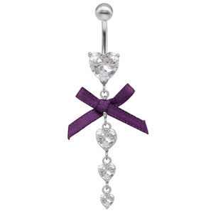 Détail du piercing de nombril argenté avec nœud en tissu violet et zircons cœurs