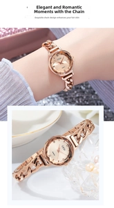 Dettaglio dell'orologio a bracciale in oro rosa con quadrante in vetro e catena in metallo