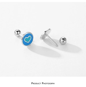 Détail de boucles d'oreilles cœur en argent S925 avec émail bleu et fermoir poussette