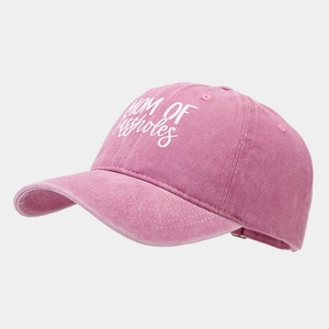 Fuchsia Baseballkappe aus gewaschener Baumwolle mit weißem MOM OF assholes Schriftzug Design