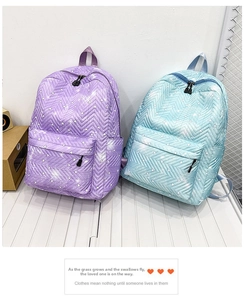 Detalle de mochilas acolchadas en V de color púrpura y azul con patrones de corazones