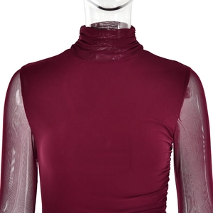 Détails de la robe bordeaux avec col montant en mesh transparent et effet froncé