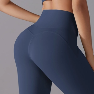 Detail of high-waisted navy yoga leggings featuring a heart-shaped seam for a lifting effect