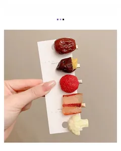 Detailweergave van creatieve realistische haarspeldjes met aardbei- en spekontwerp