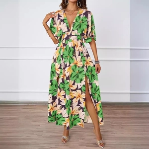 Böhmisches Maxikleid mit Blumenmuster, V-Ausschnitt und Seitenschlitzen in Grün