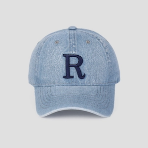 Gros plan sur la casquette de baseball en jean délavé avec lettre R brodée et visière courbée
