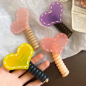 Anneaux de cheveux en acrylique en forme de cœur avec finition mate et cordon spirale