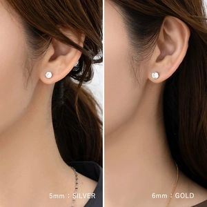 Comparison of 5mm silver and 6mm gold cubic zirconia stud earrings on a model