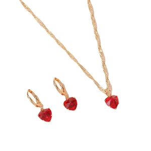 Parure de bijoux dorée avec collier cœur en cristal rouge et boucles d'oreilles