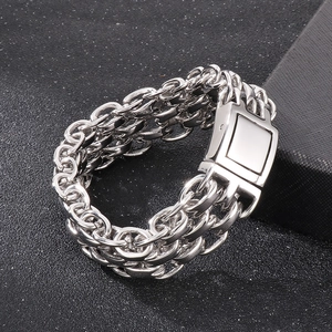 Détail macro du bracelet triple couche en acier inoxydable argenté pour hommes