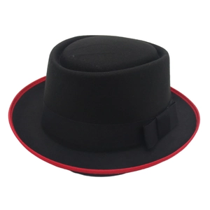 Chapeau Pork Pie noir avec bordure rouge et ruban, présenté sous un angle de 45 degrés